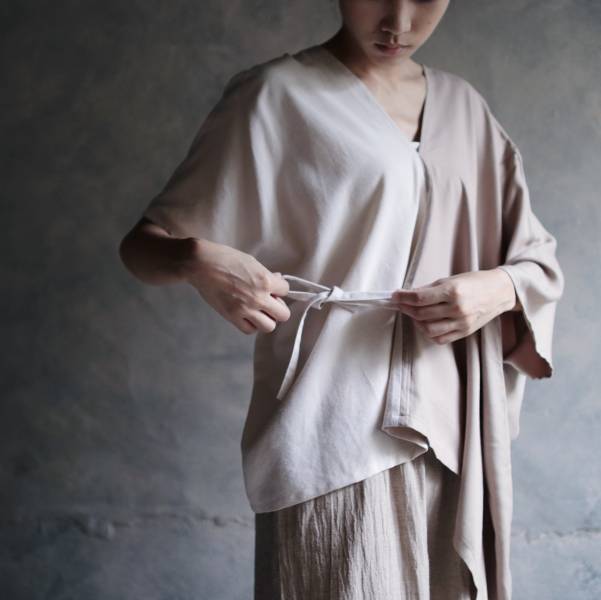 川衣 WEAR BEING｜不對稱V領綁帶上衣 (二色) 