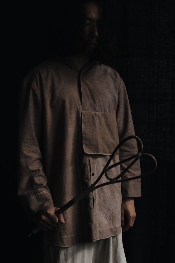 HERMIT_XIU｜不對稱領拼接植染上衣 