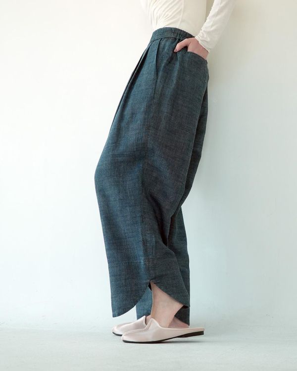 川衣 WEAR BEING｜寬版對褶下弧型長褲(單寧藍) 