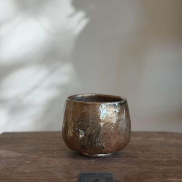 柴燒手捏茶碗｜金銀彩自然落灰｜台灣陶藝家作品 手捏茶碗、柴燒碗、台灣陶藝、柴燒入門、金銀彩、自然落灰、一番茶棧