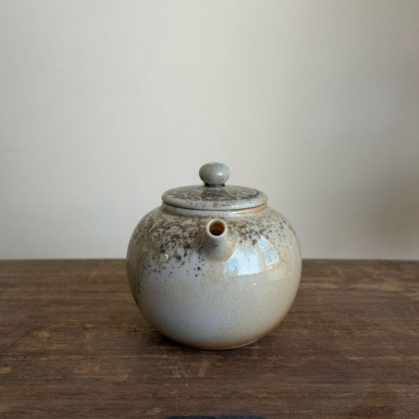 柴燒白瓷圓把壺｜自然落灰釉 約200ml｜台灣手拉坯作品 柴燒白瓷、柴燒茶壺、圓把壺、手拉坯茶壺、台灣陶藝、柴燒陶、茶器、一番茶棧