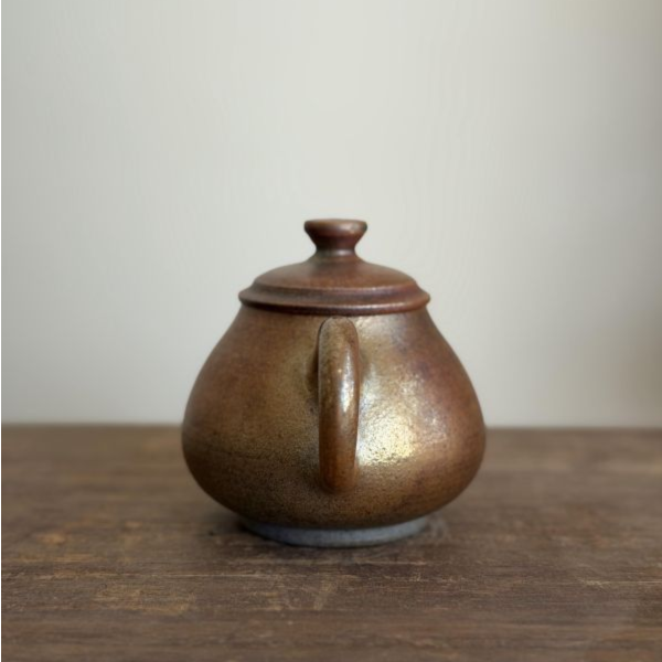 柴燒金銀彩梨形壺｜玫瑰金光 240ml｜茶棧選器 柴燒茶壺,金銀彩茶壺,柴燒陶壺,台灣柴燒,手工茶壺,240ml茶壺,紅茶壺,焙火烏龍茶壺,歲月茶器,一番茶棧