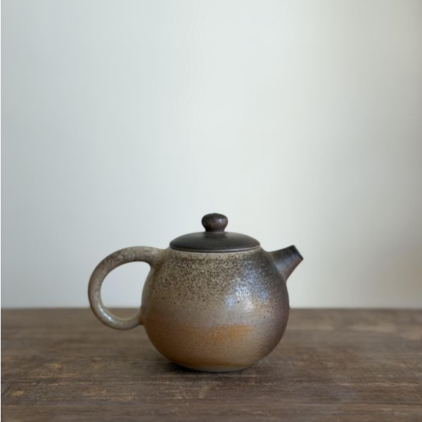 柴燒瓷茶壺｜炭燒漸層200ml ｜茶棧選器 柴燒茶壺,柴燒陶壺,台灣陶藝茶壺,圓把壺,手工茶壺,200ml茶壺,烏龍茶壺,鐵觀音茶壺,茶器收藏,一番茶棧