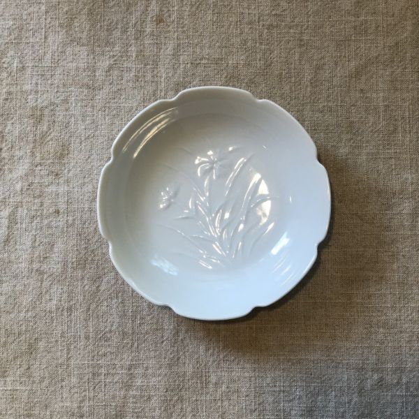 幸兵衛窯 白磁陽刻花文皿 幸兵衛窯, 美濃燒, 白磁, 陽刻, 日本磁器, 浮雕瓷皿, 菊形皿, 茶席菓皿, 和菓子皿, 一番茶棧
