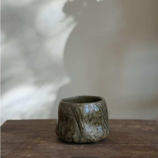 灰釉茶碗｜台灣陶藝家手作 灰釉茶碗、還原燒、火山岩紋理、台灣陶藝、流釉茶碗、個人收藏、一番茶棧