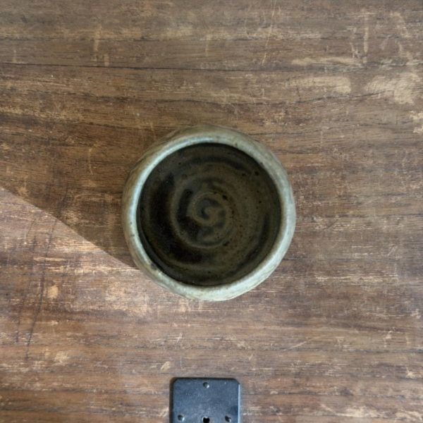 灰釉茶碗｜台灣陶藝家手作 灰釉茶碗、還原燒、火山岩紋理、台灣陶藝、流釉茶碗、個人收藏、一番茶棧