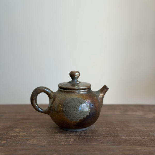 柴燒正把壺｜窯汗鎏金約150ml｜茶棧選器 柴燒正統壺、養壺、柴燒茶壺、古銅色包漿、台灣陶藝、老茶茶器、窯汗、一番茶棧