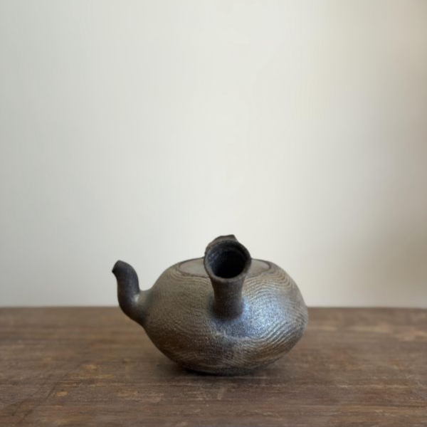 柴燒側把三彎壺｜岩石鈕工藝 300ml｜台灣陶藝家作品 柴燒側把壺、三彎嘴茶壺、岩石鈕、台灣陶藝、柴燒陶器、側把茶壺、一番茶棧