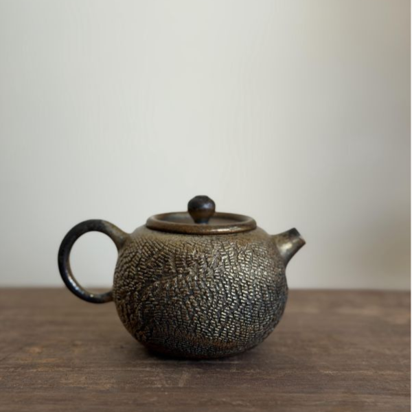 柴燒金銀彩｜黑土爆裂紋圓壺 約220ml｜茶棧選器 黑土茶壺、爆裂紋陶壺、養壺、古銅金質感、台灣陶藝、重焙火烏龍、紅茶茶器、一番茶棧