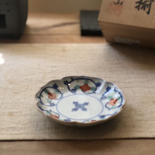 鍋島燒 色繪菊形皿 鍋島燒, 有田燒, 日本瓷器, 上繪金彩, 菊形皿, 茶席菓皿, 白磁, 日本餐具, 收藏瓷器, 一番茶棧
