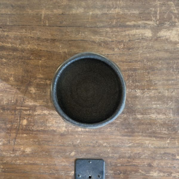 柴燒水波紋小茶碗｜台灣陶藝家手作 柴燒茶碗、手捧碗、黑土茶碗、水波紋茶具、台灣陶藝、品茗碗、養壺、一番茶棧