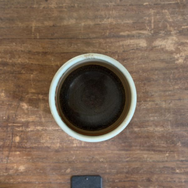 柴燒筒茶碗｜金銀彩・自然落灰｜台灣陶藝家作品 柴燒筒茶碗、聚香茶碗、金銀彩陶器、落灰柴燒、台灣陶藝、藏家茶器、一番茶棧