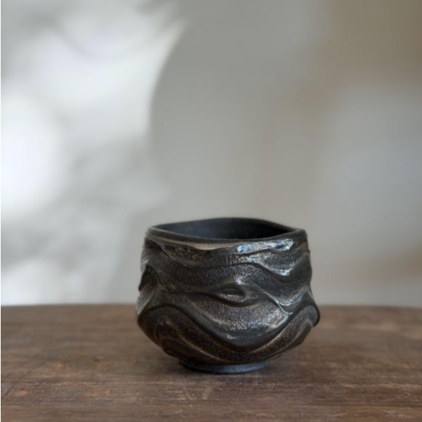 柴燒水波紋小茶碗｜台灣陶藝家手作 柴燒茶碗、手捧碗、黑土茶碗、水波紋茶具、台灣陶藝、品茗碗、養壺、一番茶棧
