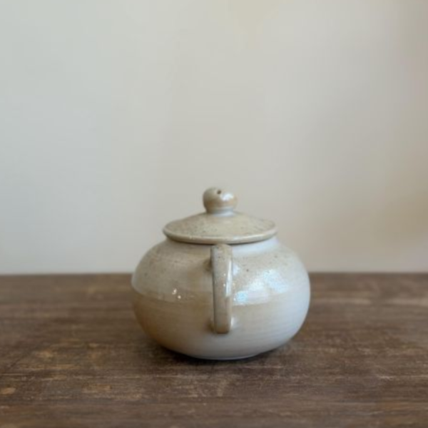 柴燒瓷茶壺｜奶油白瓷180ml ｜茶棧選器 台灣茶壺,
柴燒茶壺,
柴燒瓷,
手作茶壺,
台灣陶藝,
茶器,
茶壺,
180ml茶壺,
泡茶壺,
一番茶棧