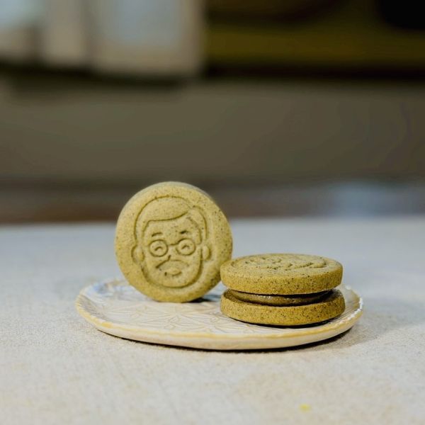 穩心茶爸Q餅 (鐵觀音餅皮 × 焙茶內餡) 夾心餅乾,牛軋餅,淡水,牛軋糖,法式牛軋糖,伴手禮,過年送禮,台灣特色名產,軟糖,巧克力餅乾,茶餅乾,茶菓子,手工餅乾