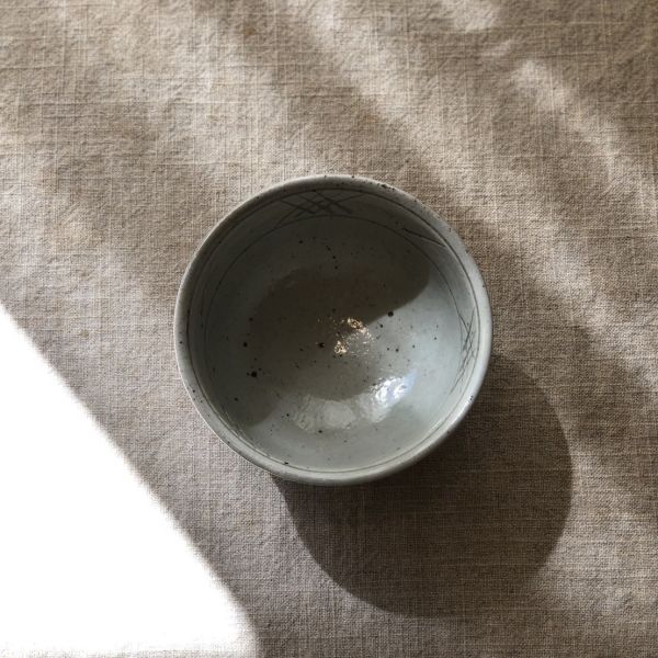 灰釉線刻紋茶碗 灰釉, 線刻紋, 自然釉, 日本茶碗, 手作茶碗, 侘寂, 茶道具, 茶碗收藏, 一番茶棧