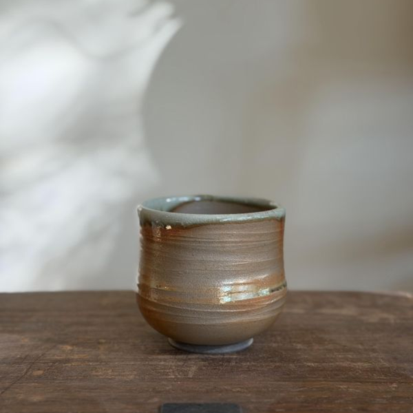 柴燒筒茶碗｜金銀彩・自然落灰｜台灣陶藝家作品 柴燒筒茶碗、聚香茶碗、金銀彩陶器、落灰柴燒、台灣陶藝、藏家茶器、一番茶棧