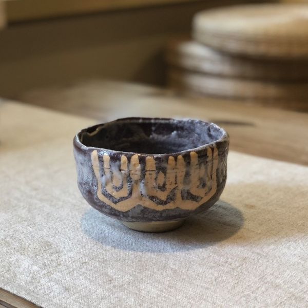 《龜甲融雪》｜龍山作・多層掛釉志野碗 志野, 美濃燒, 龍山, 志野茶碗, 火雪之碗, 柴燒, 手作茶碗, 日本茶道具, 茶碗收藏, 一番茶棧