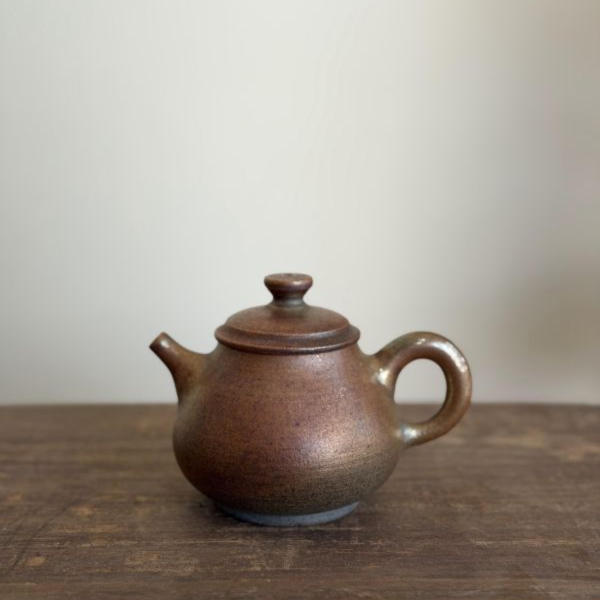 柴燒金銀彩梨形壺｜玫瑰金光 240ml｜茶棧選器 柴燒茶壺,金銀彩茶壺,柴燒陶壺,台灣柴燒,手工茶壺,240ml茶壺,紅茶壺,焙火烏龍茶壺,歲月茶器,一番茶棧