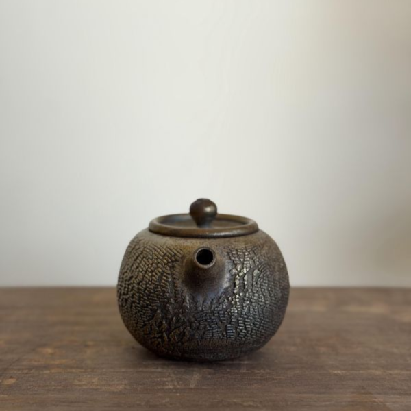 柴燒金銀彩｜黑土爆裂紋圓壺 約220ml｜茶棧選器 黑土茶壺、爆裂紋陶壺、養壺、古銅金質感、台灣陶藝、重焙火烏龍、紅茶茶器、一番茶棧
