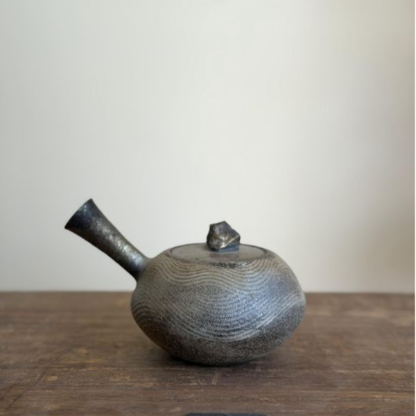 柴燒側把三彎壺｜岩石鈕工藝 300ml｜台灣陶藝家作品 柴燒側把壺、三彎嘴茶壺、岩石鈕、台灣陶藝、柴燒陶器、側把茶壺、一番茶棧