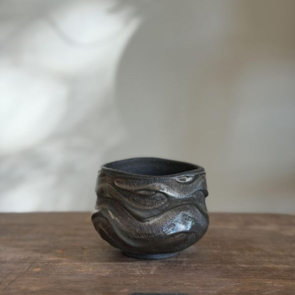柴燒水波紋小茶碗｜台灣陶藝家手作 柴燒茶碗、手捧碗、黑土茶碗、水波紋茶具、台灣陶藝、品茗碗、養壺、一番茶棧
