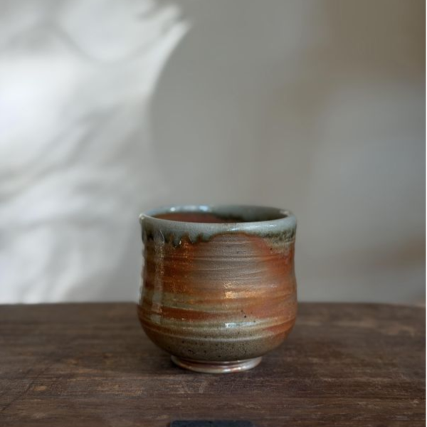 柴燒筒茶碗｜金銀彩・自然落灰｜台灣陶藝家作品 柴燒筒茶碗、聚香茶碗、金銀彩陶器、落灰柴燒、台灣陶藝、藏家茶器、一番茶棧