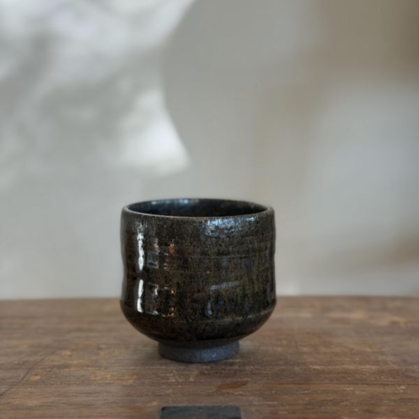 柴燒筒茶碗｜黑土・落灰藍光包漿｜台灣陶藝家作品 柴燒筒茶碗、黑土茶碗、藍光包漿、養碗、台灣陶藝、品茗杯、一番茶棧