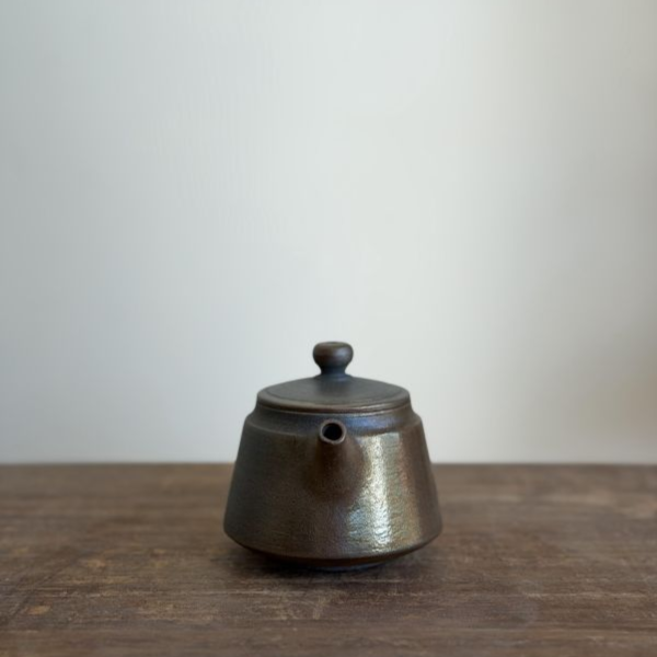 柴燒鐘型壺｜約150ml｜茶棧選器 柴燒茶壺、鐘型壺、台灣陶藝、養壺、焙火烏龍、鐵觀音、茶器、一番茶棧