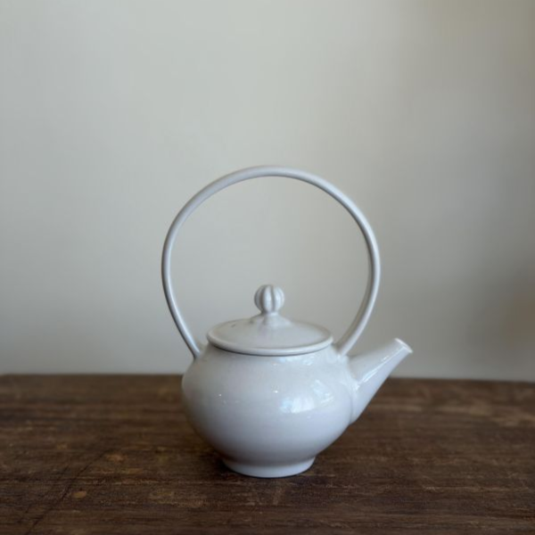 白瓷高提樑壺｜約180ml｜台灣陶藝家作品 白瓷提樑壺、白瓷茶壺、提樑壺、台灣陶藝、手作茶壺、白瓷茶器、茶器選物、一番茶棧