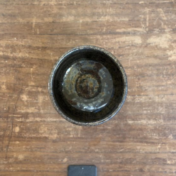 柴燒筒茶碗｜黑土・落灰藍光包漿｜台灣陶藝家作品 柴燒筒茶碗、黑土茶碗、藍光包漿、養碗、台灣陶藝、品茗杯、一番茶棧