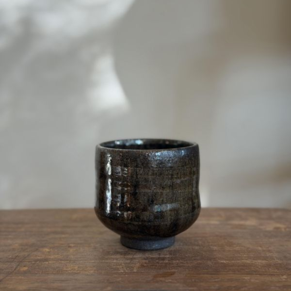 柴燒筒茶碗｜黑土・落灰藍光包漿｜台灣陶藝家作品 柴燒筒茶碗、黑土茶碗、藍光包漿、養碗、台灣陶藝、品茗杯、一番茶棧