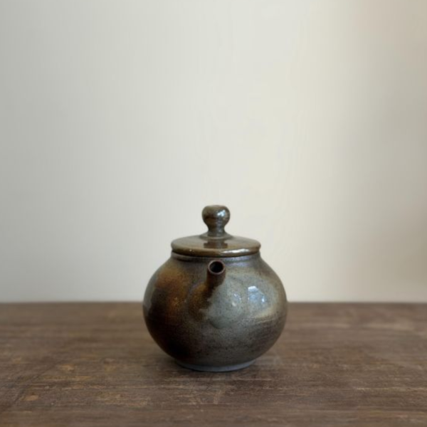 柴燒正把壺｜窯汗鎏金約150ml｜茶棧選器 柴燒正統壺、養壺、柴燒茶壺、古銅色包漿、台灣陶藝、老茶茶器、窯汗、一番茶棧