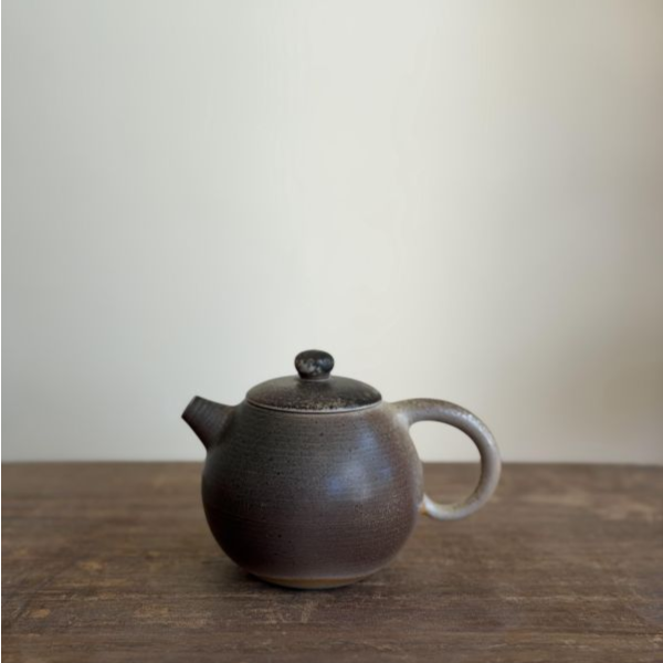 柴燒瓷茶壺｜炭燒漸層200ml ｜茶棧選器 柴燒茶壺,柴燒陶壺,台灣陶藝茶壺,圓把壺,手工茶壺,200ml茶壺,烏龍茶壺,鐵觀音茶壺,茶器收藏,一番茶棧