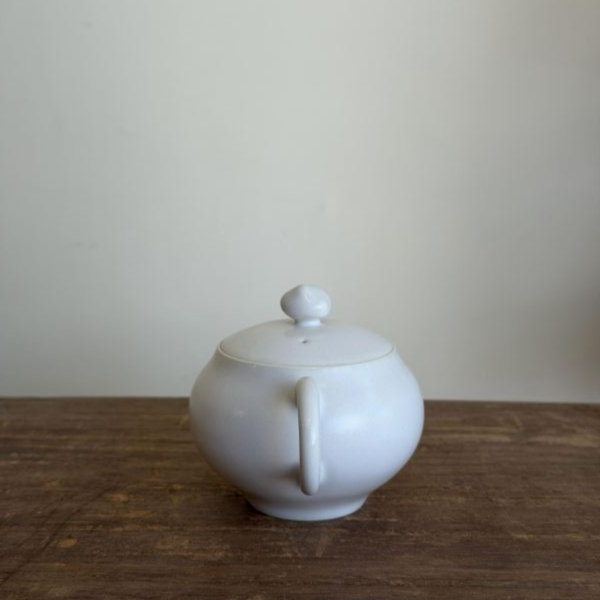 白瓷圓把壺｜約200ml｜台灣陶藝家作品 白瓷茶壺、圓把壺、白瓷手作茶壺、台灣陶藝、茶器選物、白瓷茶器、一番茶棧、台灣茶器