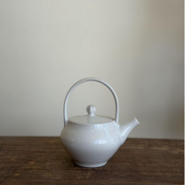 白瓷提樑壺｜約180ml｜台灣陶藝家作品 白瓷提樑壺、白瓷茶壺、提樑壺、台灣陶藝、手作茶壺、白瓷茶器、茶器選物、一番茶棧