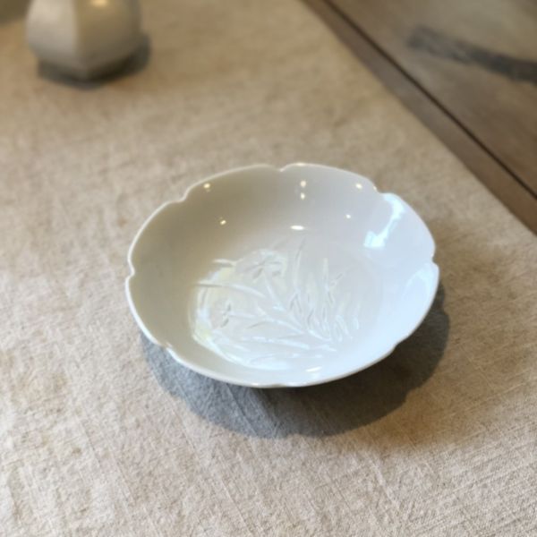 幸兵衛窯 白磁陽刻花文皿 幸兵衛窯, 美濃燒, 白磁, 陽刻, 日本磁器, 浮雕瓷皿, 菊形皿, 茶席菓皿, 和菓子皿, 一番茶棧