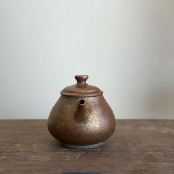 柴燒金銀彩梨形壺｜玫瑰金光 240ml｜茶棧選器 柴燒茶壺,金銀彩茶壺,柴燒陶壺,台灣柴燒,手工茶壺,240ml茶壺,紅茶壺,焙火烏龍茶壺,歲月茶器,一番茶棧