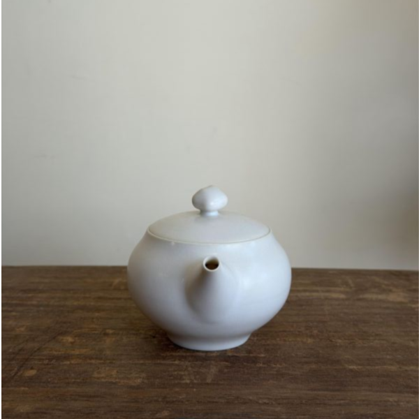 白瓷圓把壺｜約200ml｜台灣陶藝家作品 白瓷茶壺、圓把壺、白瓷手作茶壺、台灣陶藝、茶器選物、白瓷茶器、一番茶棧、台灣茶器