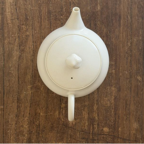 白瓷圓把壺｜約200ml｜台灣陶藝家作品 白瓷茶壺、圓把壺、白瓷手作茶壺、台灣陶藝、茶器選物、白瓷茶器、一番茶棧、台灣茶器