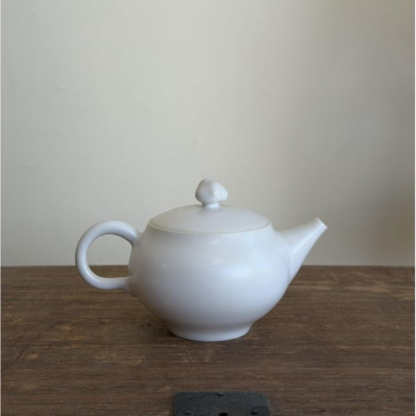 白瓷圓把壺｜約200ml｜台灣陶藝家作品 白瓷茶壺、圓把壺、白瓷手作茶壺、台灣陶藝、茶器選物、白瓷茶器、一番茶棧、台灣茶器