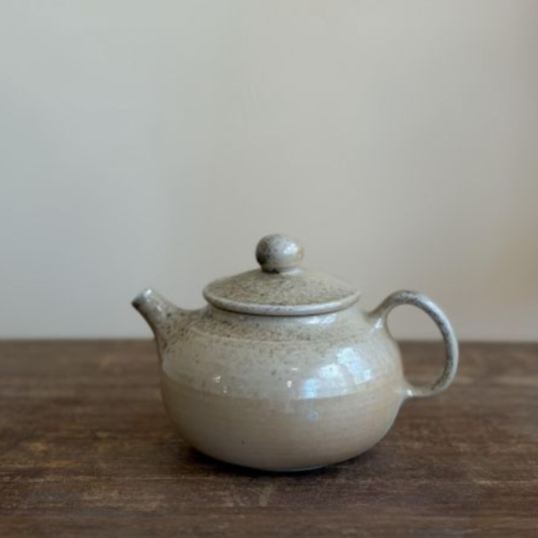 柴燒瓷茶壺｜奶油白瓷180ml ｜茶棧選器 台灣茶壺,
柴燒茶壺,
柴燒瓷,
手作茶壺,
台灣陶藝,
茶器,
茶壺,
180ml茶壺,
泡茶壺,
一番茶棧