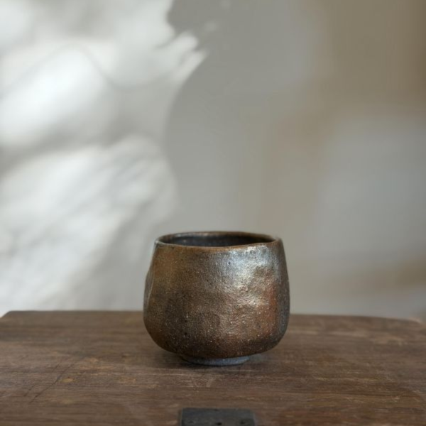 柴燒手捏茶碗｜金銀彩自然落灰｜台灣陶藝家作品 手捏茶碗、柴燒碗、台灣陶藝、柴燒入門、金銀彩、自然落灰、一番茶棧