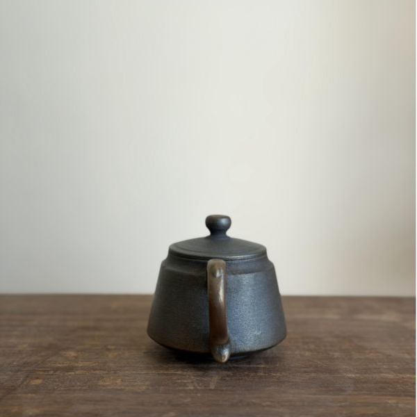 柴燒鐘型壺｜約150ml｜茶棧選器 柴燒茶壺、鐘型壺、台灣陶藝、養壺、焙火烏龍、鐵觀音、茶器、一番茶棧