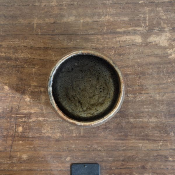 柴燒手捏茶碗｜金銀彩自然落灰｜台灣陶藝家作品 手捏茶碗、柴燒碗、台灣陶藝、柴燒入門、金銀彩、自然落灰、一番茶棧