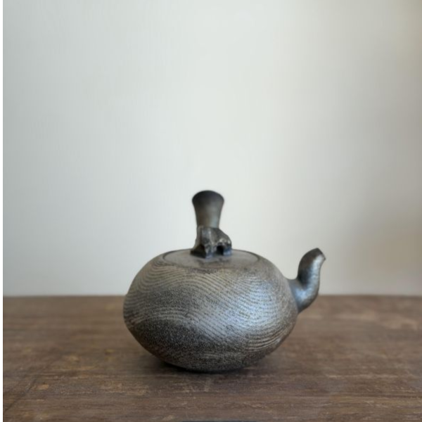 柴燒側把三彎壺｜岩石鈕工藝 300ml｜台灣陶藝家作品 柴燒側把壺、三彎嘴茶壺、岩石鈕、台灣陶藝、柴燒陶器、側把茶壺、一番茶棧