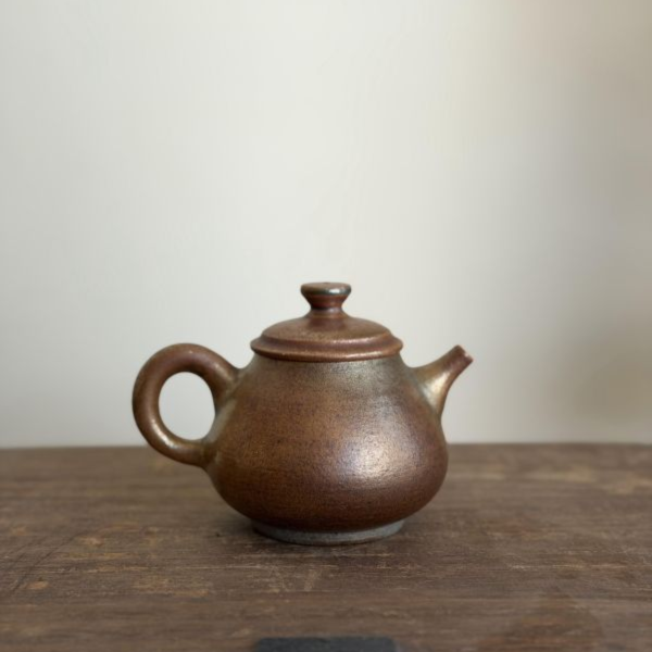 柴燒金銀彩梨形壺｜玫瑰金光 240ml｜茶棧選器 柴燒茶壺,金銀彩茶壺,柴燒陶壺,台灣柴燒,手工茶壺,240ml茶壺,紅茶壺,焙火烏龍茶壺,歲月茶器,一番茶棧