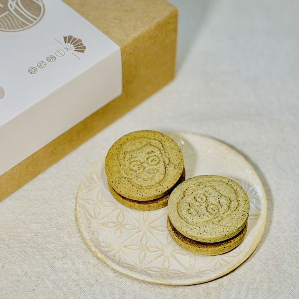 穩心茶爸Q餅 (鐵觀音餅皮 × 焙茶內餡) 夾心餅乾,牛軋餅,淡水,牛軋糖,法式牛軋糖,伴手禮,過年送禮,台灣特色名產,軟糖,巧克力餅乾,茶餅乾,茶菓子,手工餅乾