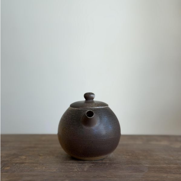 柴燒瓷茶壺｜炭燒漸層200ml ｜茶棧選器 柴燒茶壺,柴燒陶壺,台灣陶藝茶壺,圓把壺,手工茶壺,200ml茶壺,烏龍茶壺,鐵觀音茶壺,茶器收藏,一番茶棧