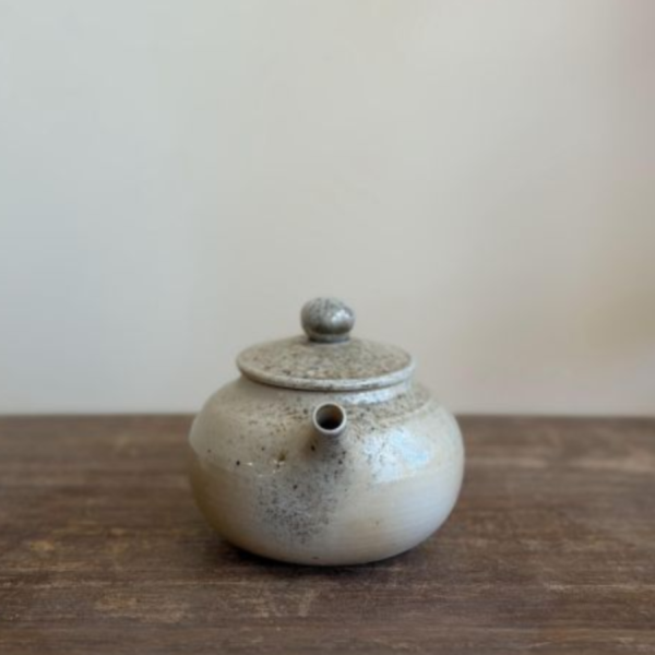 柴燒瓷茶壺｜奶油白瓷180ml ｜茶棧選器 台灣茶壺,
柴燒茶壺,
柴燒瓷,
手作茶壺,
台灣陶藝,
茶器,
茶壺,
180ml茶壺,
泡茶壺,
一番茶棧